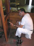 2003 500 Tom varnishing.JPG (259212 bytes)