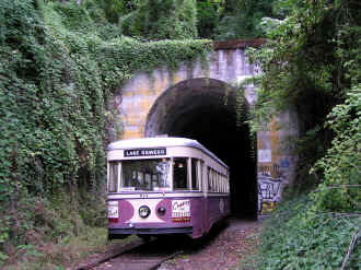 Portland Willamette Shore Trolley 27 sm.JPG (182952 bytes)